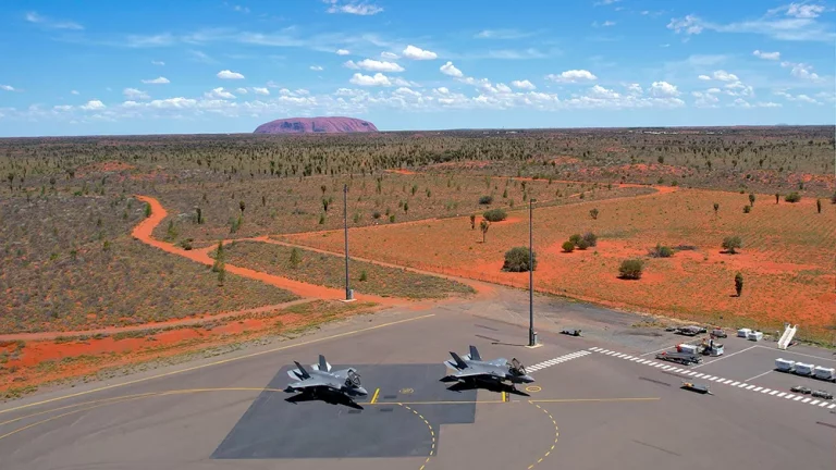 F-35-ösök Uluru-nál